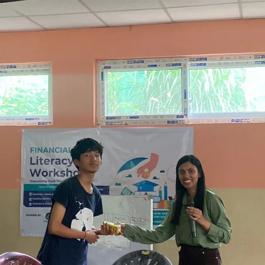 scholor-winning-gift-in-financial-literacy-workshop